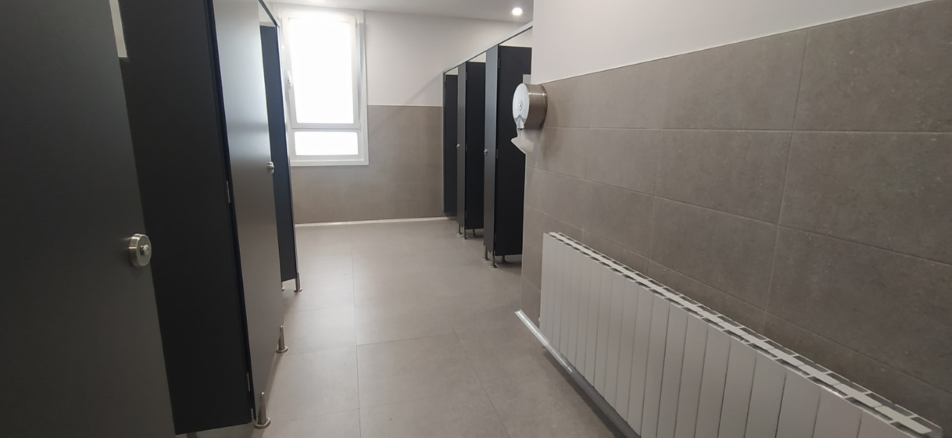 Vista de reforma de baños realizada por Habitark en el Instituto Los Herrán de Vitoria-Gasteiz (zona baños)