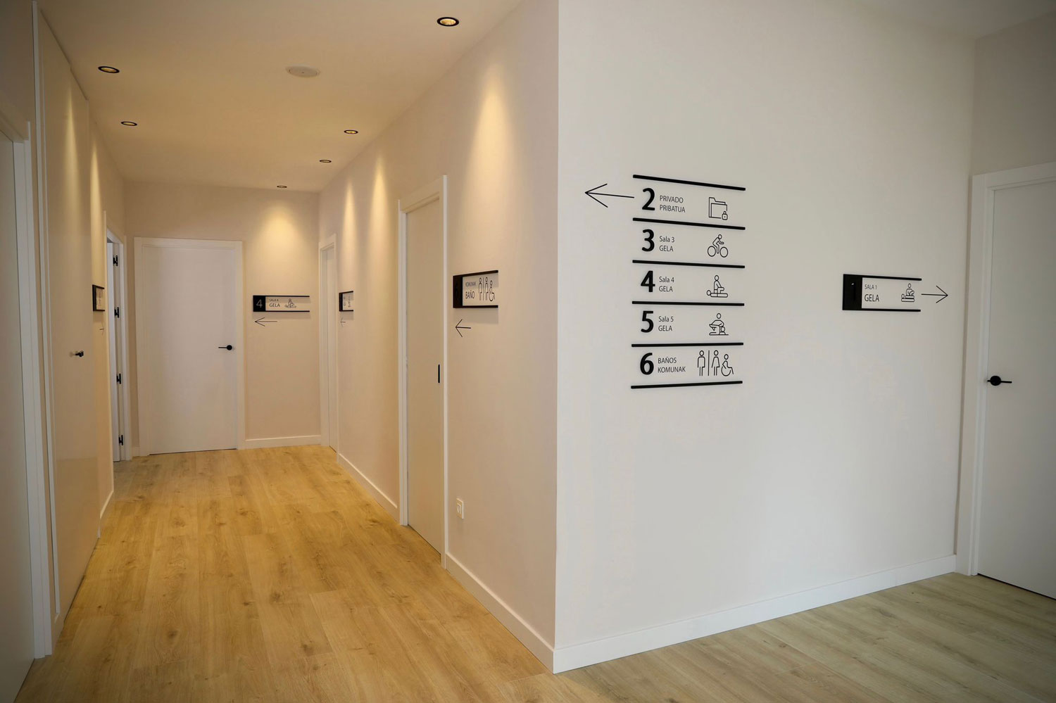 Vista interior distribución de fisioterapia Maimu, reforma integral realizada por Habitark Arquitectura y construccion