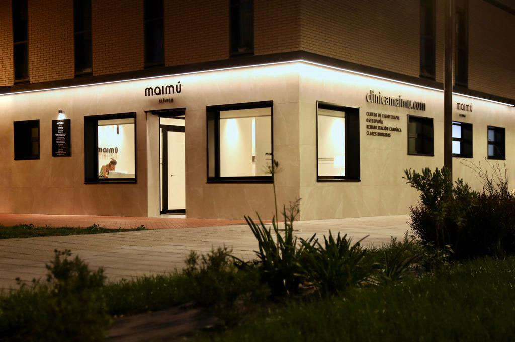 Vista nocturna fachada fisioterapia Maimu, proyecto y reforma local comercial realizada por Habitark